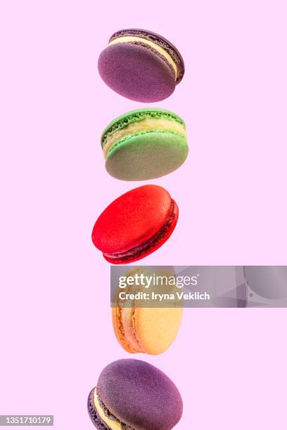 pattern made of tasty multicolors french macaroons or macarons, macaruns on pastel pink lavender color background. - macaron photos et images de collection