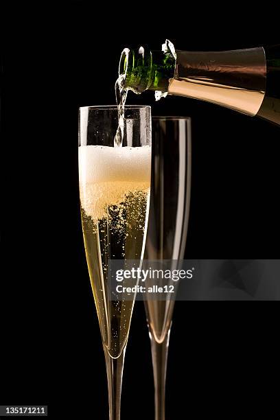 champagner in schwarz - champagne flute empty stock-fotos und bilder