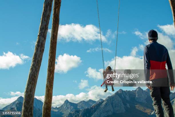 giant swing of the riaño reservoir - schaukel stock-fotos und bilder
