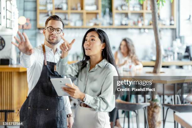 camarero y gerente en una cafetería - restaurant manager fotografías e imágenes de stock