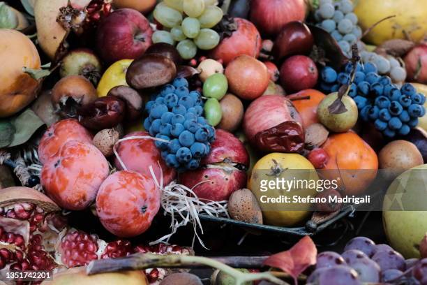 insieme di frutta autunnale - fall harvest table stock pictures, royalty-free photos & images