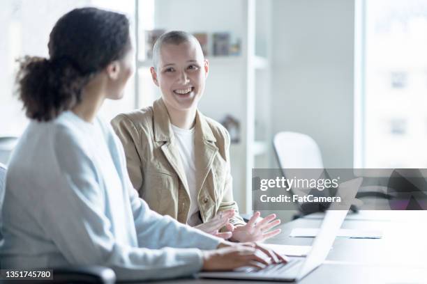 businesswomen working together in the office - cancer center imagens e fotografias de stock