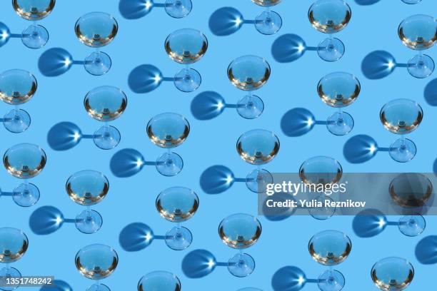 top view of repeated champagne in glasses on the blue background - glas serviesgoed stockfoto's en -beelden