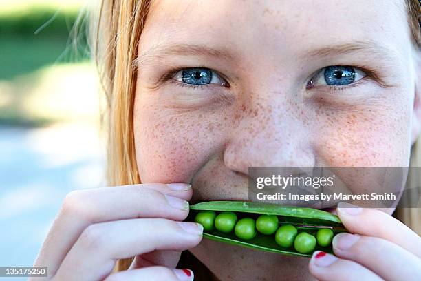portrait of girl holding peas pond - grüne erbse stock-fotos und bilder