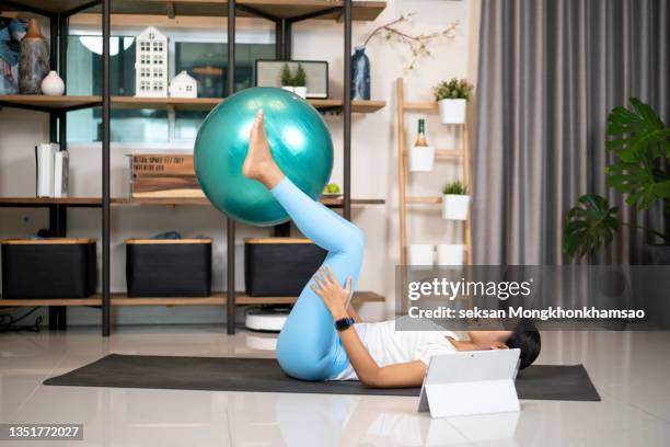 becoming fit all in the privacy of her home - yoga ball work 個照片及圖片檔