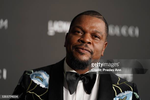 Honoree Kehinde Wiley, wearing Gucci, attends the 10th Annual LACMA ART+FILM GALA honoring Amy Sherald, Kehinde Wiley, and Steven Spielberg presented...