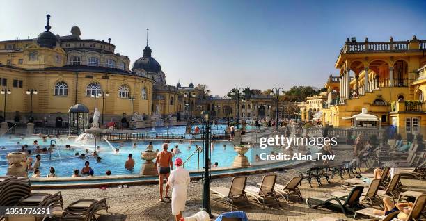 gran grupo de personas en la piscina al aire libre en los baños termales széchenyi en budapest, hungría - balneario fotografías e imágenes de stock