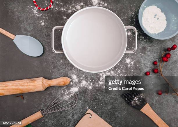 top view empty cooking pan with spoon and fork in yellow - carol cook stockfoto's en -beelden