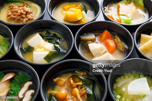 japanische hausgemachte miso-suppe veganes rezept - kelp stock-fotos und bilder