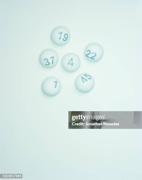 white lottery balls - lottery balls stock-fotos und bilder