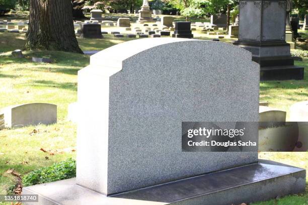 plain gravestone at a cemetery - grafsteen stockfoto's en -beelden