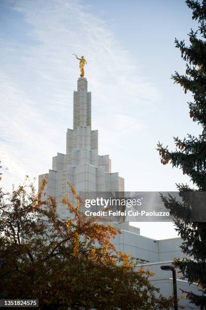 tower of idaho falls idaho temple at autumn - idaho falls stock-fotos und bilder