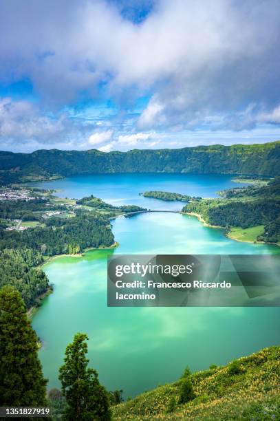 portugal, azores, sao miguel, elevated view of the lagoa das sete cidades. - agua estancada fotografías e imágenes de stock