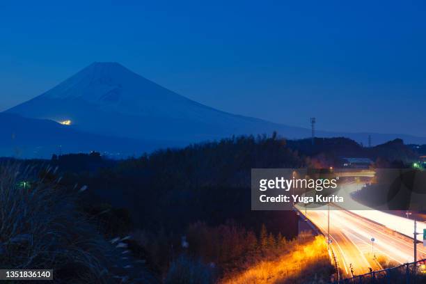 mt. fuji over freeways in the evening - mishima city 個照片及圖片檔