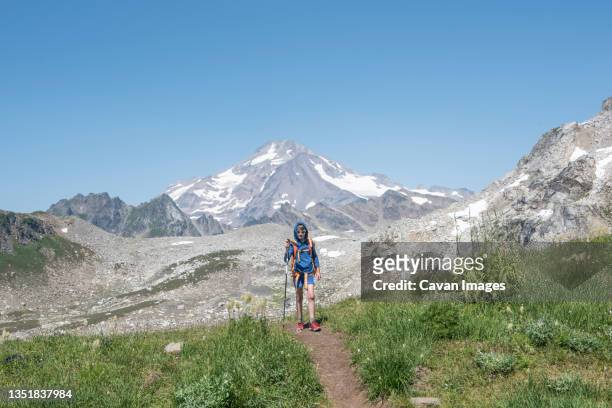 a boy backpacking in glacier peak wilderness area. - pacific crest trail fotografías e imágenes de stock