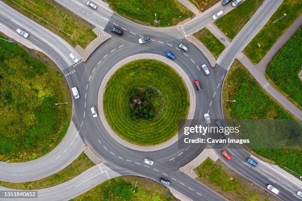 roundabout on green landscape seen from above. - pista-de-automobilismo imagens e fotografias de stock
