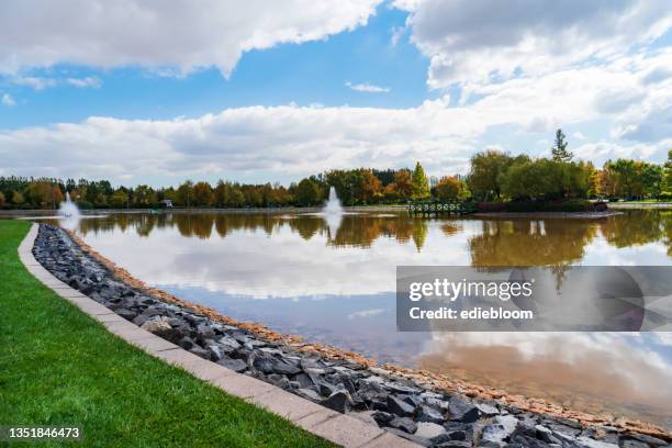 un lago en el parque sazova en la ciudad de eskisehir - eskisehir fotografías e imágenes de stock