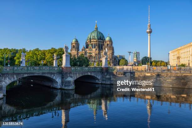 germany, berlin,schlossbrucke with berlin cathedral and berlin television tower in background - pont du château photos et images de collection