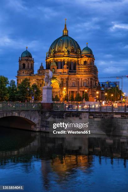 germany, berlin, river spree canal and berlin cathedral at night - pont du château photos et images de collection