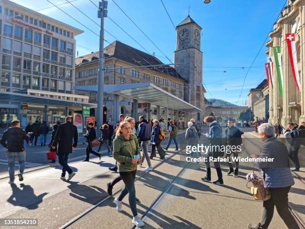 st.gallen mit fussgängern - switzerland city stock-fotos und bilder