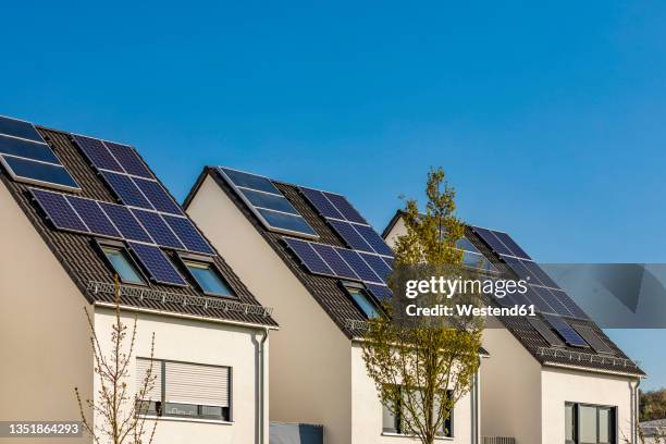 germany, baden-wurttemberg, waiblingen, row of modern energy efficient suburban houses - einfamilienhaus mit solarzellen stock-fotos und bilder