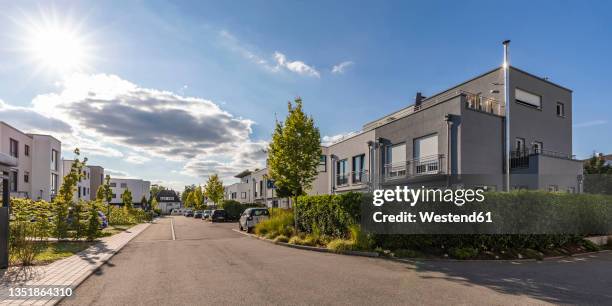 germany, baden-wurttemberg, waiblingen, sun shining over driveway of modern energy efficient suburb - einfamilienhaus stock-fotos und bilder