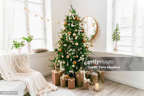 domestic living room decorated with christmas fir tree and holiday decor - christmas tree photos et images de collection