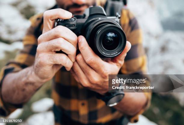 photographer in action - fotografos imagens e fotografias de stock