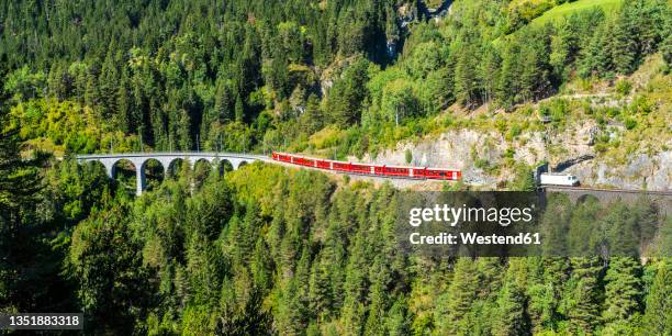 switzerland, graubunden canton, train crossing landwasser viaduct in summer - landwasser viaduct photos et images de collection