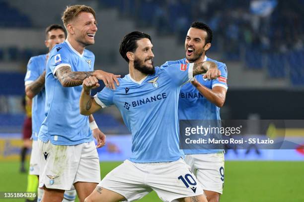 Luis Alberto of SS Lazio celebrates after scoring the third goal of his team with his teammates during the Serie A match between SS Lazio v US...