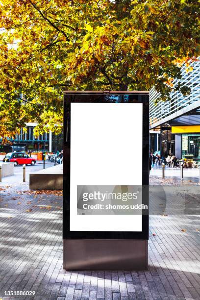 blank electronic advertising screen in street of london - commercial sign stockfoto's en -beelden