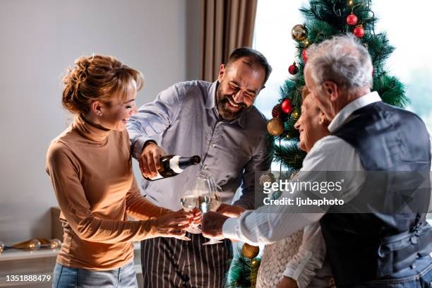 familie und freunde feiern silvesterparty mit champagner zu hause - 40 year old woman stock-fotos und bilder