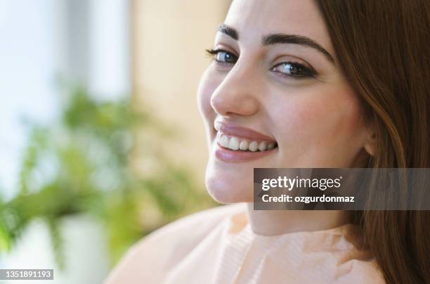 portrait en gros plan d’une jolie femme souriante qui reçoit un examen dentaire - maxillaire humain photos et images de collection