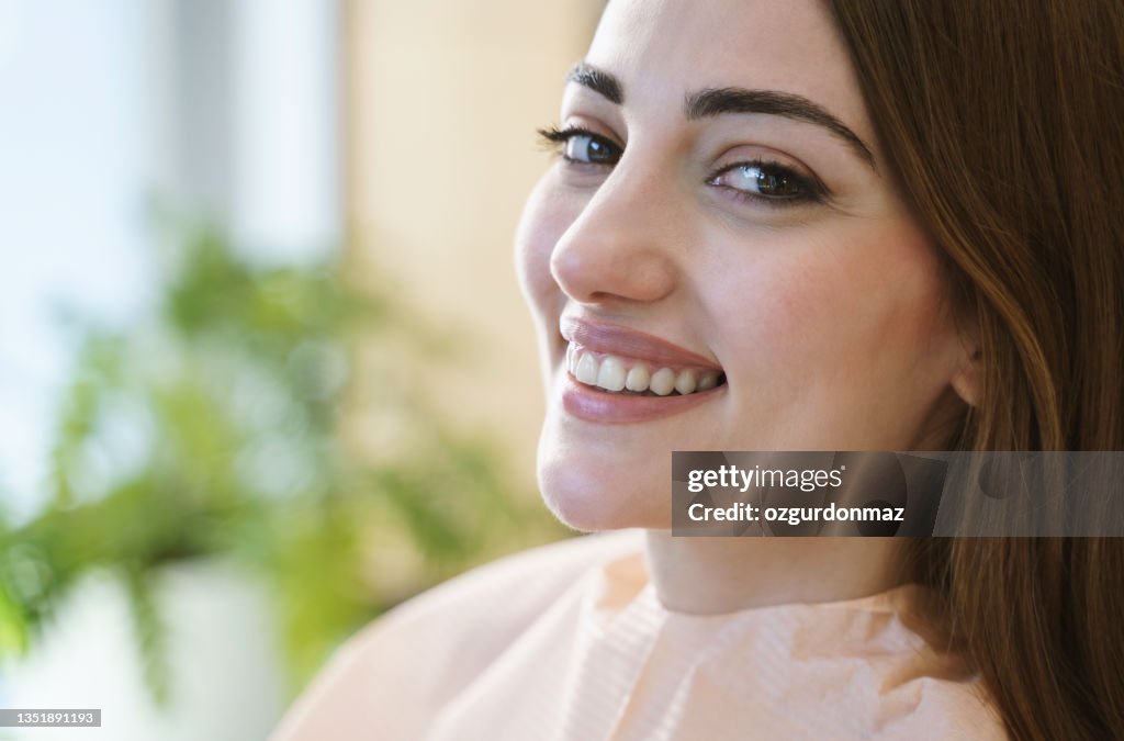 Ritratto ravvicinato di una bella donna sorridente che sta ricevendo un controllo dentale