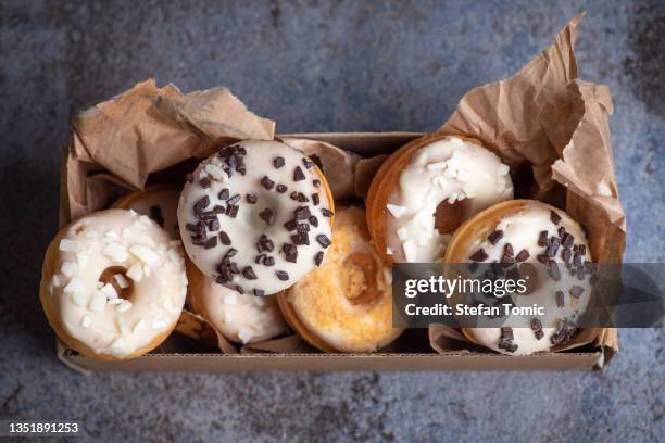 mini donut envidraçado branco em uma caixa - glazed food - fotografias e filmes do acervo