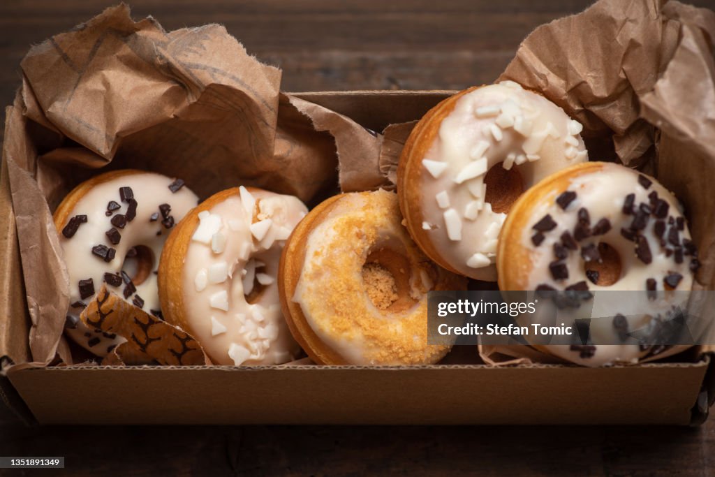 Weiß glasierter Mini-Donut in einer Box