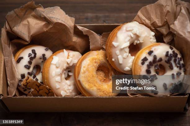 mini donut blanco esmaltado en una caja - donut fotografías e imágenes de stock