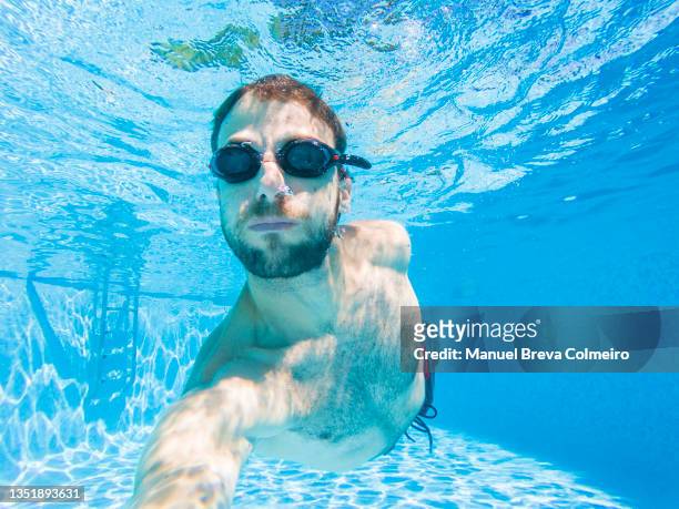 man diving in the pool - southern european descent stockfoto's en -beelden