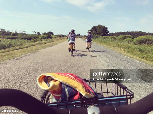 personal perspective from a bike with family at a nature preserve - teenager girl blanket stockfoto's en -beelden