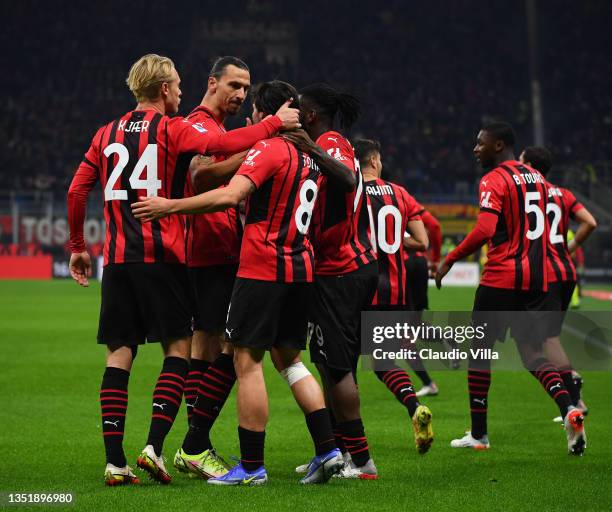 Fikayo Tomori of AC Milan celebrates with team-mates after scoring a goal during the Serie A match between AC Milan and FC Internazionale at Stadio...