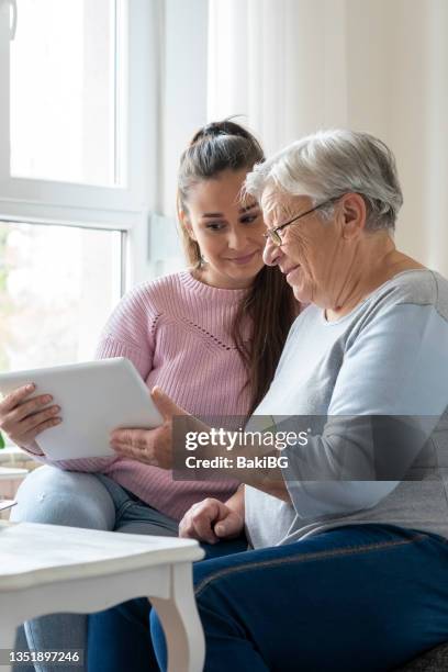 grandmother and granddaughter - iemand een plezier doen stockfoto's en -beelden