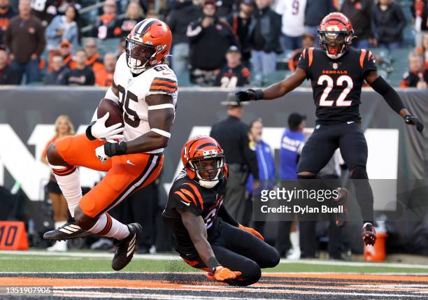 David Njoku of the Cleveland Browns catches the ball for a touchdown during the fourth quarter against the Cincinnati Bengals at Paul Brown Stadium...
