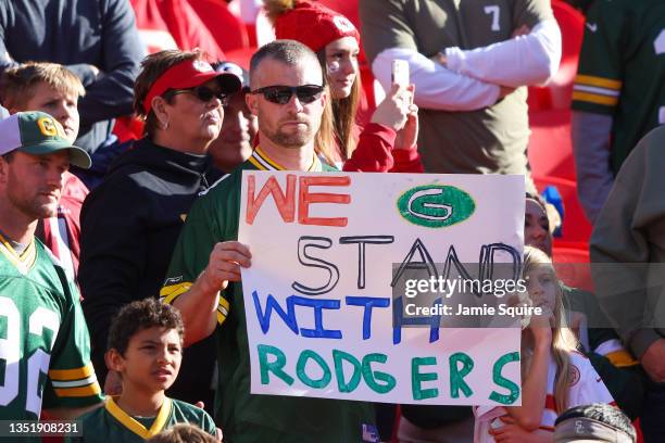 Packer Fan Signs Green Bay Packers Fan Sign Photos and Premium High Res Pictures - Getty ...