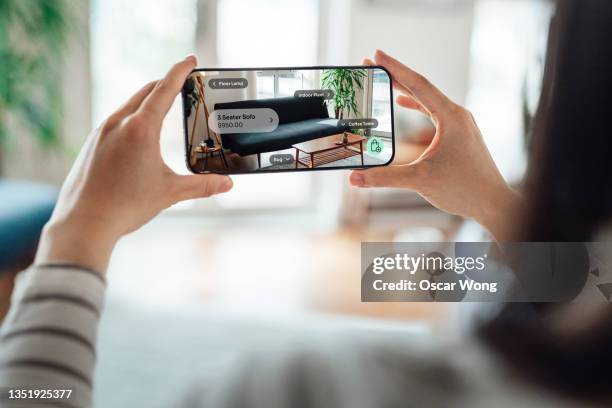 online shopping with augmented reality technology on smartphone - toegevoegde realiteit stockfoto's en -beelden