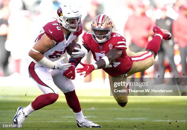 Zach Ertz of the Arizona Cardinals runs with the ball after a catch during the second quarter against the San Francisco 49ers at Levi's Stadium on...