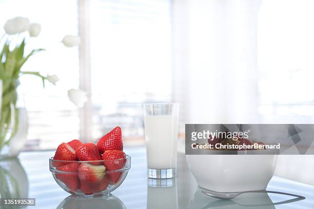 healthy breakfast - cereal bowl stockfoto's en -beelden