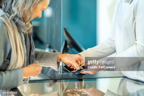 retail clerk helping a woman shop for cannabis - cannabis store 個照片及圖片檔