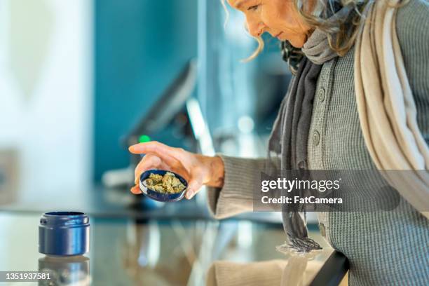checking out cannabis bud products - canábis medicinal imagens e fotografias de stock