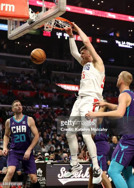 Isaiah Hartenstein of the Los Angeles Clippers dunks the ball during the second quarter against the Charlotte Hornets at Staples Center on November...