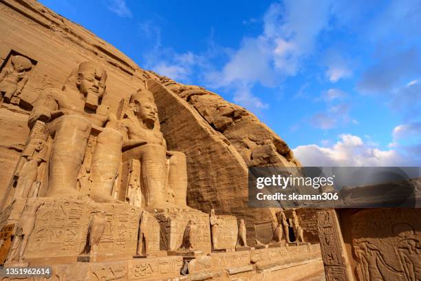 close up giant pharaoh ramses ii statue in front of abu simbel  temple at aswan egypt - osíris imagens e fotografias de stock